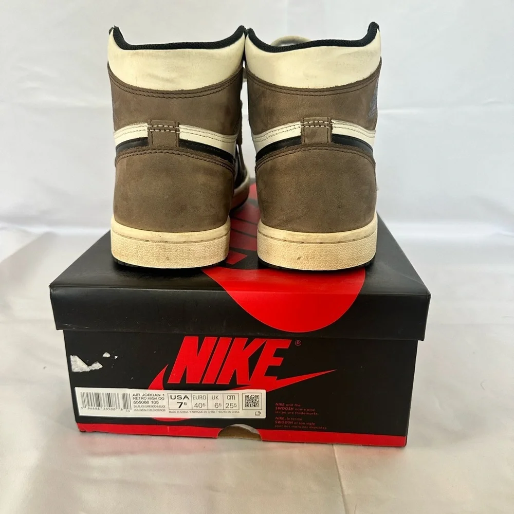 Nike Black and White Sneakers High-Top Design - Picture 5 of 6